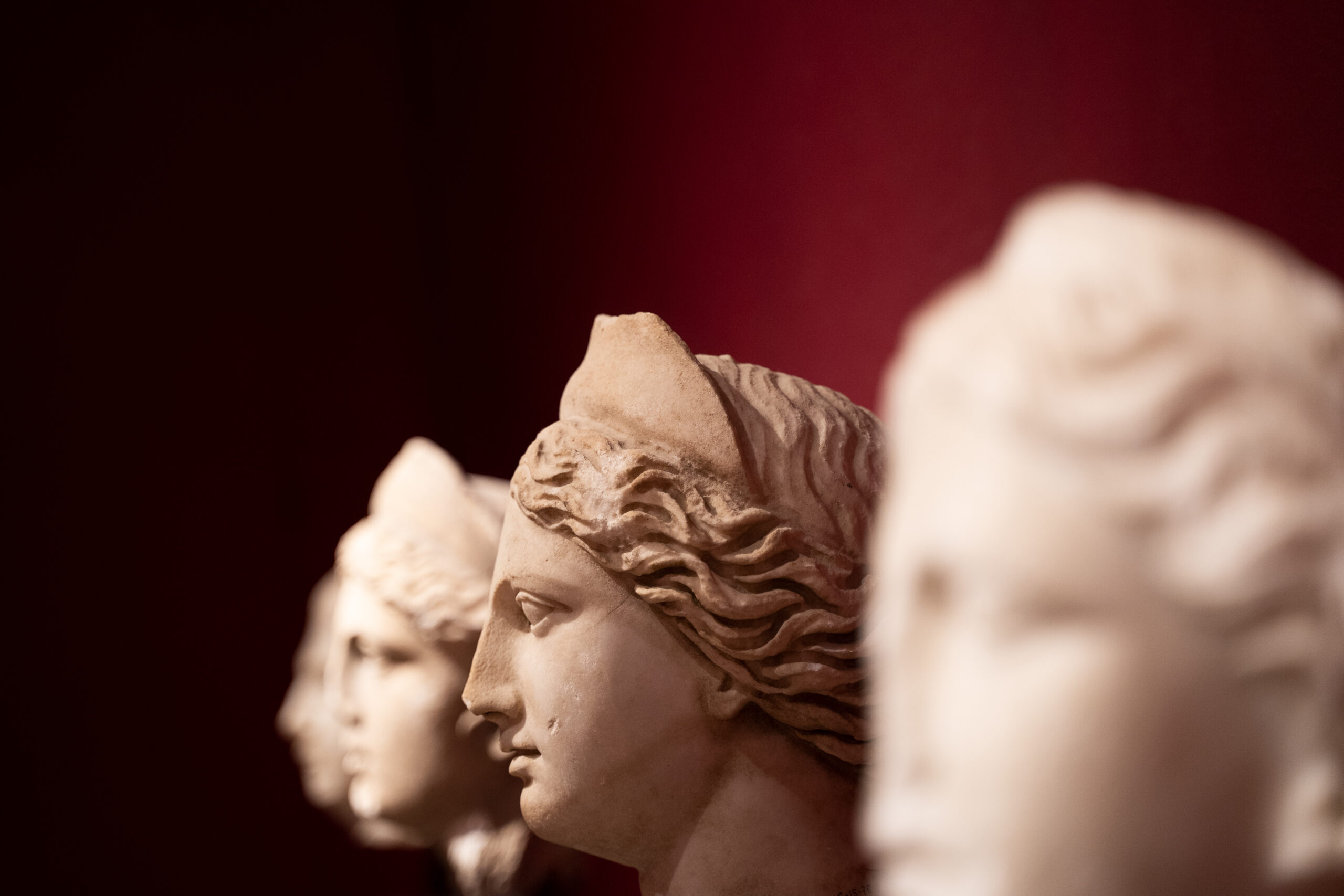 Esculturas clássicas em perspectiva com fundo vermelho elegante